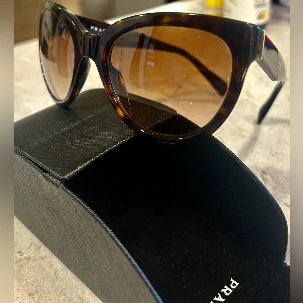 PRADA Tortoise Shell 🕶️ Sunglasses 👝🤎👜 - Picture 5 of 16
